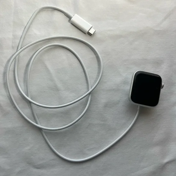 Apple Watch SE New 40MM Alluminum Case with Charger - Picture 3 of 10